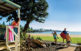 孩子们在杰维斯湾 (Jervis Bay) 的波特里国家公园 (Booderee National Park) 奔向海浪 波特里国家公园 (Booderee National Park) 海滩玩乐